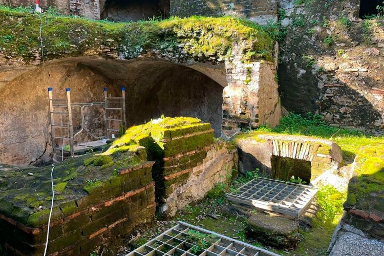 Veduta dell’Ambiente F, spazio secondario adiacente al complesso termale del Tempio di Mercurio, in stato di rudere e interessato da un cantiere di restauro attivato per l’esecuzione di interventi conservativi.